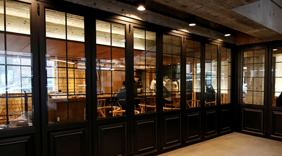 카페 인테리어 디자인 폴딩도어로 완성한 레꼴드카페 - 공간 속의 두현 - 두현창호